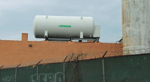 A Praxair rooftop nitrogen gas storage tank in Michigan. (Credit: Wikipedia)