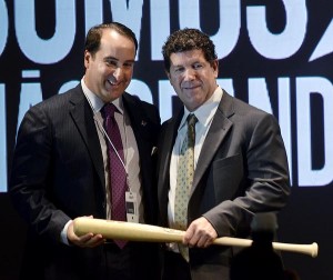 Wendco Puerto Rico President Jorge Colón-Gerena gets his bat from baseball legend Edgar Martínez. (Credit: © Mauricio Pascual)