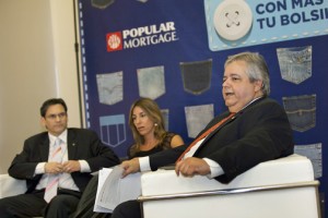 Gilberto Monzón (right) discusses Popular Mortgage's results, as Pablo Pérez (left) and Mariel Arraiza (center) look on.