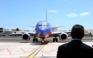 Gov. García-Padilla stands on the runway as Southwest's first flight to Puerto Rico taxis in Sunday morning. (Credit: La Fortaleza/Alex Rafael Román)