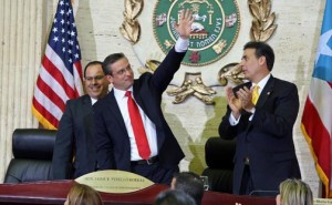 Gov. García-Padilla (at center) arrives at the Legislature to deliver his first Budget and State of the Commonwealth address. Behind him are House Speaker Jaime Perelló and Senate President Eduardo Bhatia. (Credit: La Fortaleza)