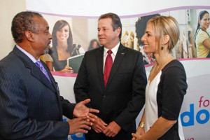 From left: Puerto Rico Community Foundation President Nelson I. Colón-Tarrats, Jesús Méndez, vice president of Doral’s Puerto Rico operations, and Lucienne Gigante, vice president of the bank's marketing, public relations and community division.