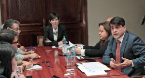 Reporters meet with Chief of Staff Ingrid Vila, Treasury Secretary Melba Acosta and Planning Board President Luis García-Pelatti prior to the address. (Credit: La Fortaleza)