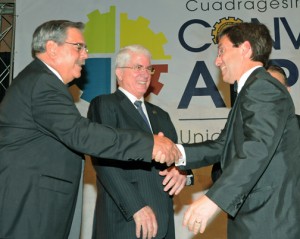 Oriental President José Rafael-Fernández, right, receives the award from Puerto Rico Products Association executives.
