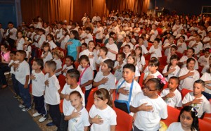More than 200 students from 12 elementary schools in Peñuelas and Guayanilla take the oath during the ceremony held recently at the Teatro Centro Escolar José A. Giovannetti in Yauco.