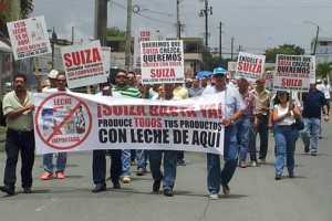 Dairy farmers took to the streets Tuesday to protest against Suiza Dairy's alleged practice of importing milk to produce products sold locally. (Credit: P.R. Farm Bureau)