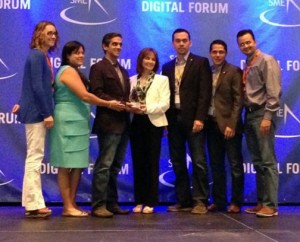 Banco Popular de Puerto Rico's tech team receives the SME awards.