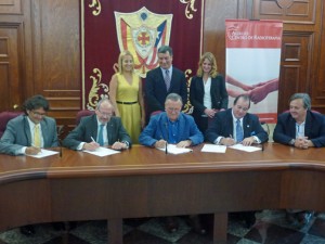Executives representing Scotiabank and Auxilio Mutuo sign the financing agreement.