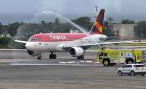 Avianca's Airbus 319 arrived to Luis Muñoz Marín Airport Wednesday afternoon, and was welcomed with the traditional "christening" given to new airlines. (Credit: © Mauricio Pascual)