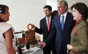 From left: A community entrepreneur shows off her creations to Francisco Chévere, Alberto Bacó and Sila Calderón.
