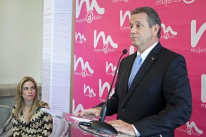 Jesús Méndez, executive vice president of operations of Doral Bank, speaks as Lucienne Gigante, senior vice president of marketing, public relations and community looks on.