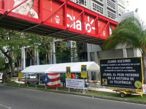 The UIET set up camp in front of Claro's Guaynabo headquarters during the drawn-out collective bargaining agreement talks. (https://www.facebook.com/claro.antiobrero)