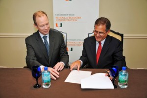 From left: Eugene W. Anderson, dean of the University of Miami’s School of Business Administration and Jorge A. Pierluisi, Jr., president of the Jose Jaime Pierluisi Foundation sign the collaborative agreement.