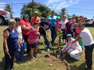 Residents of the Punta Palma community in Barceloneta, along with town Mayor Wanda Soler (kneeling), break ground on the future community park.