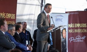 Gov. Alejandro García-Padilla discusses private-sector investment plans for the Luis Muñoz Marín Airport.