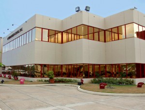 B. Fernández employs more than 500 people and has its headquarters in Bayamón.