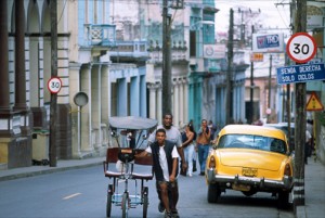 Afternoon traffic in downtown Pinar del Río. (Credit: Larry Luxner)