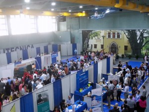 The job fair drew hundreds of participants.