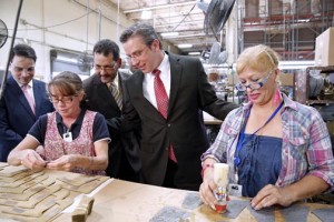 Gov. García-Padilla observes Lifestyle Footwear workers as they assemble shoes.