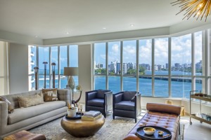 The Bahía Plaza building features apartments with high-end finishes, 24-hour concierge service, valet parking, a full gym, and security, among other amenities.