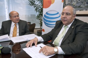From left: AT&T's José Juan Dávila and Plaza Las Américas' Franklin Domenech