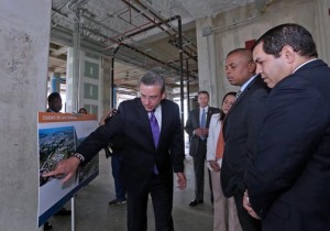 From left: Gov. García-Padilla, U.S. Transportation Secretary Anthony Foxx and Puerto Rico Transportation Secretary Rubén Torres review the plans for the "Sciences Boulevard" project.