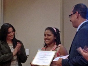 From left: Jocelyn G. Capeles-Pérez, senior officer of donor services for the Foundation, scholarship recipient Meredh López-Ocasio, and AON President Manuel Bermúdez.