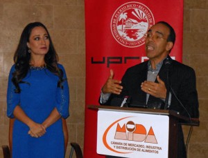 From left: Beatriz Castro and Andrés Claudio, chairman of the Consumer X-Ray committee, discuss some of this year's results.
