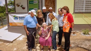 Ramona Velázquez and two of her sons received the key to their new home during a ceremony attended by: (From left:) Ramón Padilla and Jacqueline Ballester, members of Habitat’s Board of Directors; Patillas Mayor Norberto Soto; Carmen Pagán, FirstBank’s senior vice president of Compliance and Community Reinvestment; Freddie Hernández, Habitat board member and Maidy López, Home Depot’s human resources director.