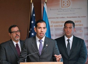 At the podium, EDB President Joey Cancel-Planas, flanked by Raúl Rodríguez-Font, president of Droguería Betances (left) and Elliot Pacheco, president of the Community Pharmacies Association.