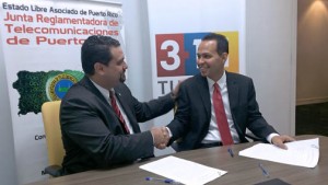 From left: TRB President Javier Rúa-Jovet and 3-1-1 Executive Director Roberto Maldonado-Fuentes seal the inter-agency agreement Wednesday.
