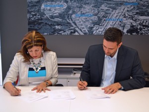 SBA District Director Yvette T. Collazo and Science Trust Executive Director Iván Ríos sign off on the agreement.