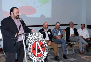 Fernando Sumaza, chairman of the General Contractors’ Housing Finance Authority  Committee, moderates a panel of speakers — seated from left, Humberto Donato, Emilio Venegas, Luis Carlo Fernández-Trinchet, and Carlos Colón — on the sector’s opportunities in the federal arena.