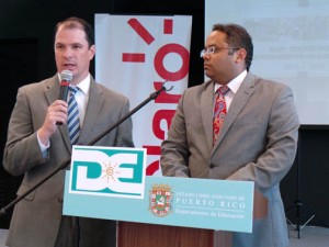From left: Claro President Enrique Ortiz de Montellano and Education Secretary Rafael Román during a news conference Monday.