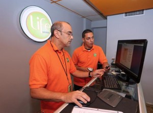 From left: Alessandro Cervantes, manager of the company’s new customer service centers in Bayamón and Santurce, and Erick Miró, service center representative.