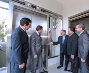 From left: José G. Deyá, Jr, chief operating officer; Héctor Deyá, vice president Intl. Division; José G. Deyá, president/founder; Miguel Deyá, vice president; and Rodney Irizarry, vice president of FirstBank’s Business Banking.