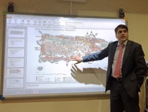 Planning Board President Luis García-Pelatti offers details of the Land Use Plan.