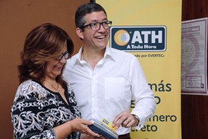 Ileana Aymat, of Hogar Ruth, receives the donation from EVERTEC's Alan Cohen.