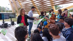 During the first educational workshop Brain Challenge, Rebeca Rivera, manager at FirstBank's Ponce Centro del Sur branch and Emmanuel Vázquez, president of Madre Tierra Atabey distributed environmental packages to the participants of Yauco's Arturo Lluveras and Ponce's Librado Net public schools.