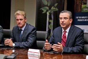 From left: Stephen Muldoon, vice president of engineering and operations for AbbVie and Gov. García-Padilla during the news conference to discuss the expansion.