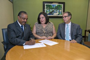 From left: Nelson Colón-Tarrats, executive president of the Puerto Rico Community Foundation, Vannessa Piñeiro, manager of Banco Popular’s Community Reinvestment division and Manuel de Llovio, manager of Popular's Market Operations, during the signing of the funding agreement.