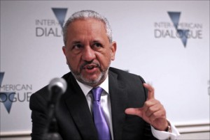Ricuarte Vasquez, General Electric’s president and CEO for Latin America and the Caribbean, speaks May 7 at Washington’s Inter-American Dialogue on bringing down the region’s sky-high electricity costs. (Credit: Larry Luxner)