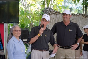 From left: Sister Petra, from Hogares Rafaela Ybarra, golf tournament Director Jaime Pibernus, and José Ordeix during the award ceremony.