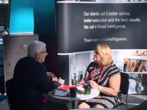 Vanessa Pérez, associate of retail for JLL (right) speaks to a retail executive.