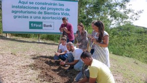 During the groundbreaking ceremony, from left in the first row: Dayahana Tamayo, Siembra Vida, Josiah Hernández and Jorge Ibañez, of Siembra Vida. Standing: Jeremy Rivera, of Siembra Vida, and FirstBank’s Michelle Bengoa, assistant vice president and sales manager of foreclosed properties, Catherine Ríos, and Sheila Ocasio, director of special assets group.