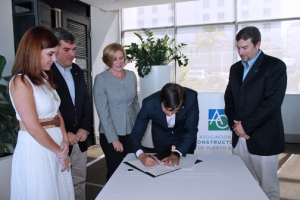 From left: Association Secretary and Vice President, Vanessa de Mari and Emilio Colón, respectively, Malu Blázquez, Ricardo Álvarez-Díaz, and Alfredo Martínez, Association treasurer, during the signing.