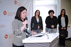 Vilmalí López-Mejías accepts her grant during a recent ceremony at the Science Trust.