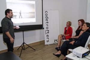 Gabriel Rivera, left, explains his project to FirstBank executives Mari Evelyn Rodríguez and Carmen Pagán.