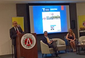 During a panel discussion sponsored by the Puerto Rico Chapter of the General Contractors Association, Economist Gustavo Vélez offered his opinion on the options to solve Puerto Rico's fiscal crisis. Attorney Jorge San Miguel and the group's President, Neyssa Varela, also spoke.