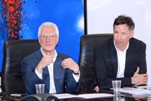 Commonwealth restructuring advisors Jim Millstein and Richard Cooper, discuss the terms of the new offer to creditors. (Courtesy, Sin Comillas)